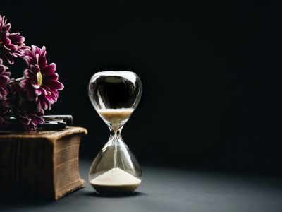 https://unsplash.com/photos/clear-hour-glass-beside-pink-flowers-LPRrEJU2GbQ